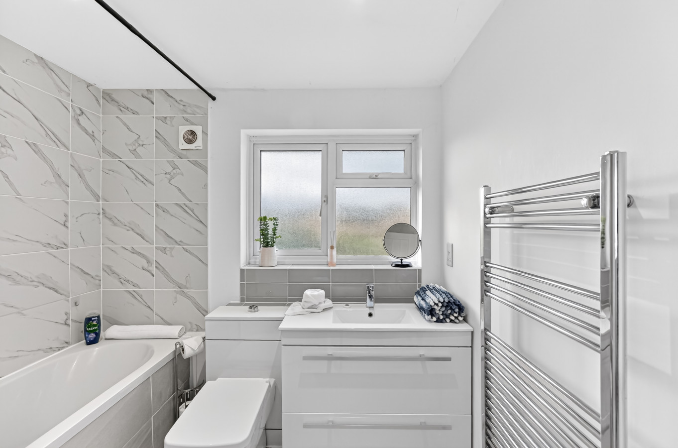 Stylish House • Driveway Parking • Spacious Garden • 55'' Smart TV • Self-Check-In in 113 Queens Drive - Property image 6 - VivreStays