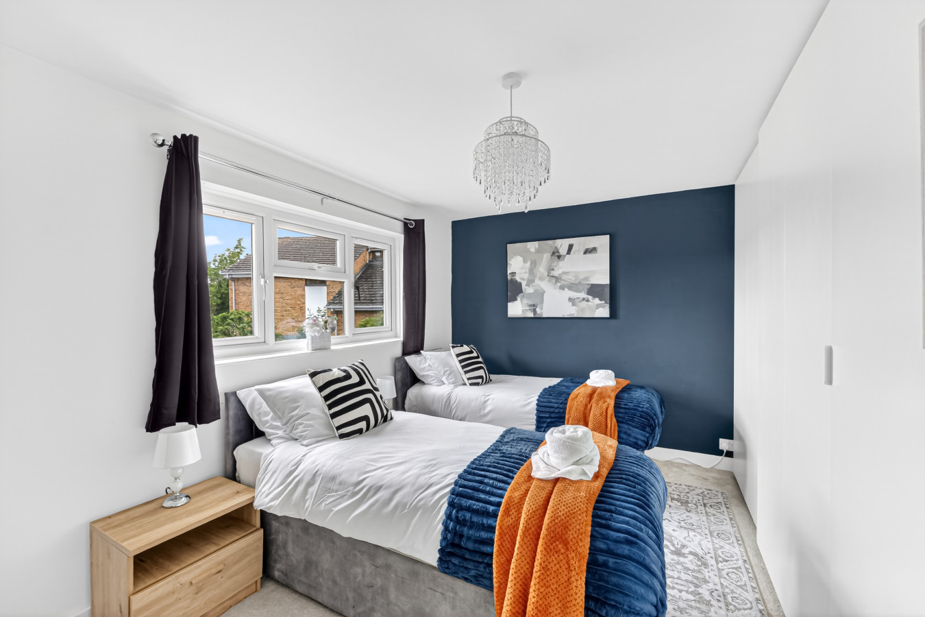 Stylish House • Driveway Parking • Spacious Garden • 55'' Smart TV • Self-Check-In in 113 Queens Drive - Property image 2 - VivreStays