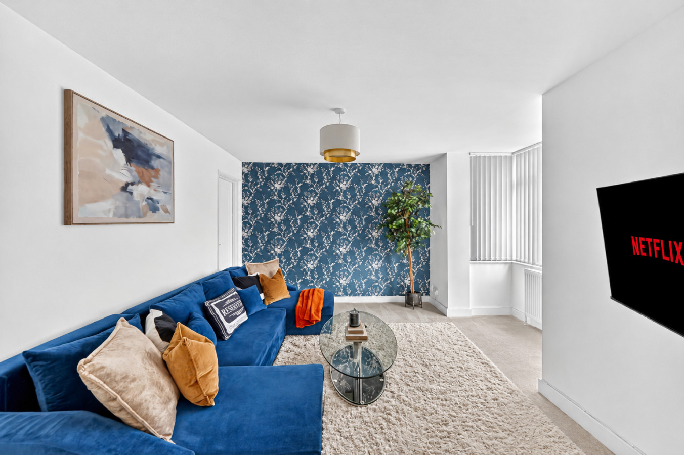 Stylish House • Driveway Parking • Spacious Garden • 55'' Smart TV • Self-Check-In in 113 Queens Drive - Property image 14 - VivreStays