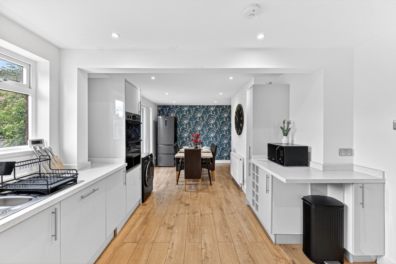 Stylish House • Driveway Parking • Spacious Garden • 55'' Smart TV • Self-Check-In in 113 Queens Drive - Property image 20 - VivreStays