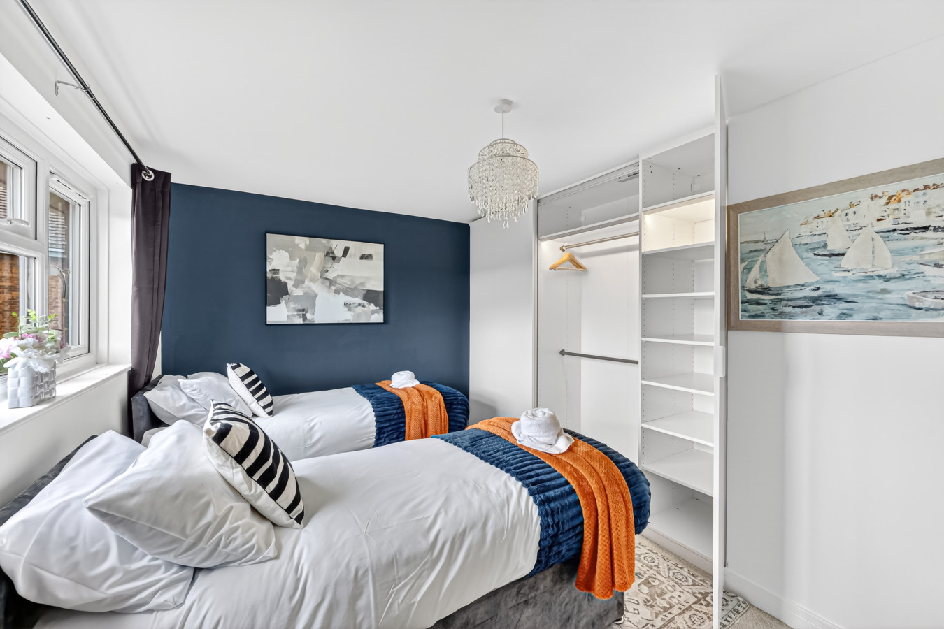 Stylish House • Driveway Parking • Spacious Garden • 55'' Smart TV • Self-Check-In in 113 Queens Drive - Property image 3 - VivreStays