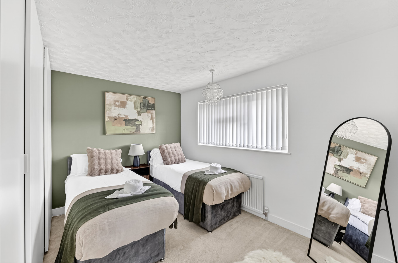 Stylish House • Driveway Parking • Spacious Garden • 55'' Smart TV • Self-Check-In in 113 Queens Drive - Property image 8 - VivreStays