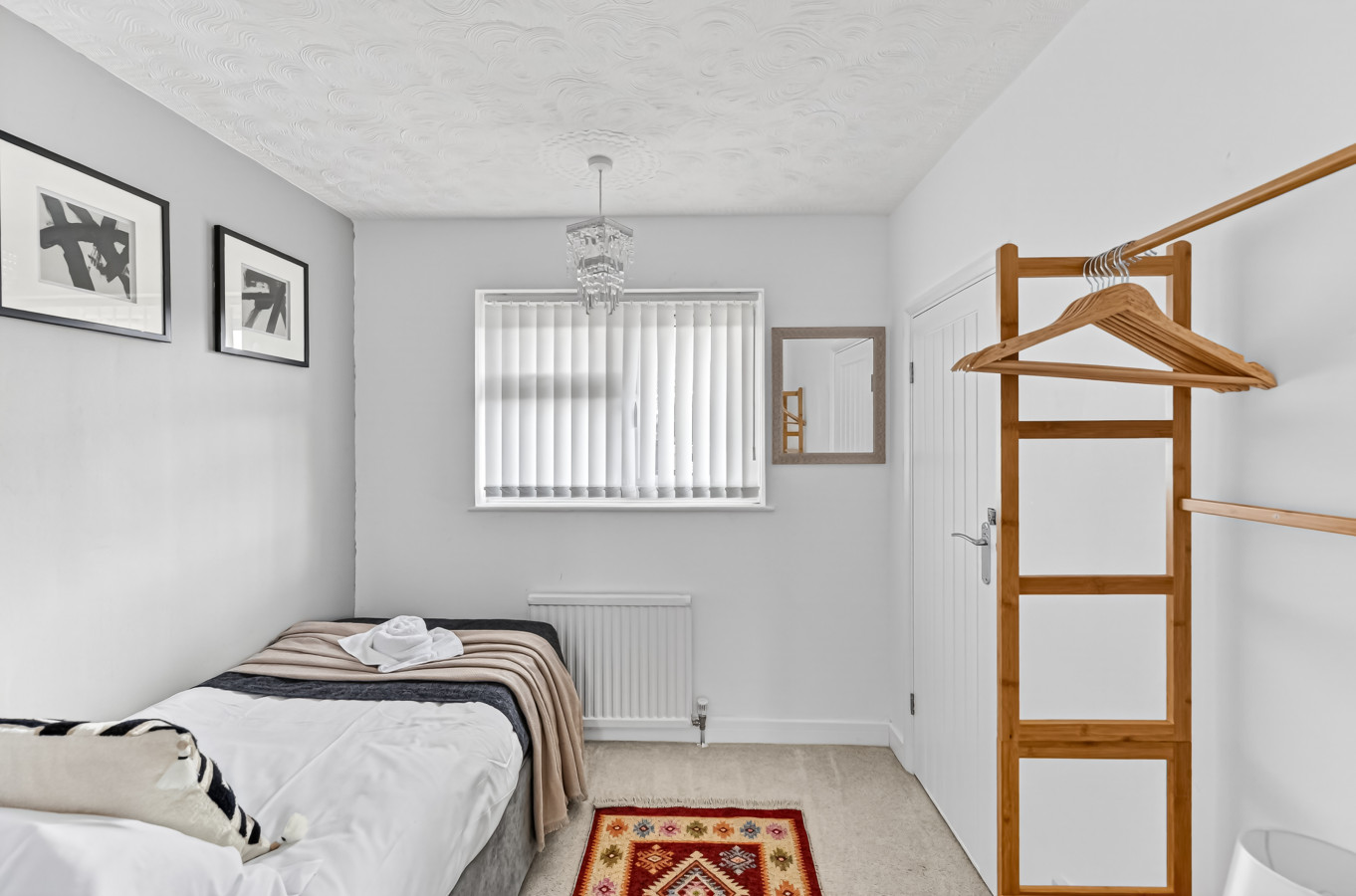 Stylish House • Driveway Parking • Spacious Garden • 55'' Smart TV • Self-Check-In in 113 Queens Drive - Property image 12 - VivreStays
