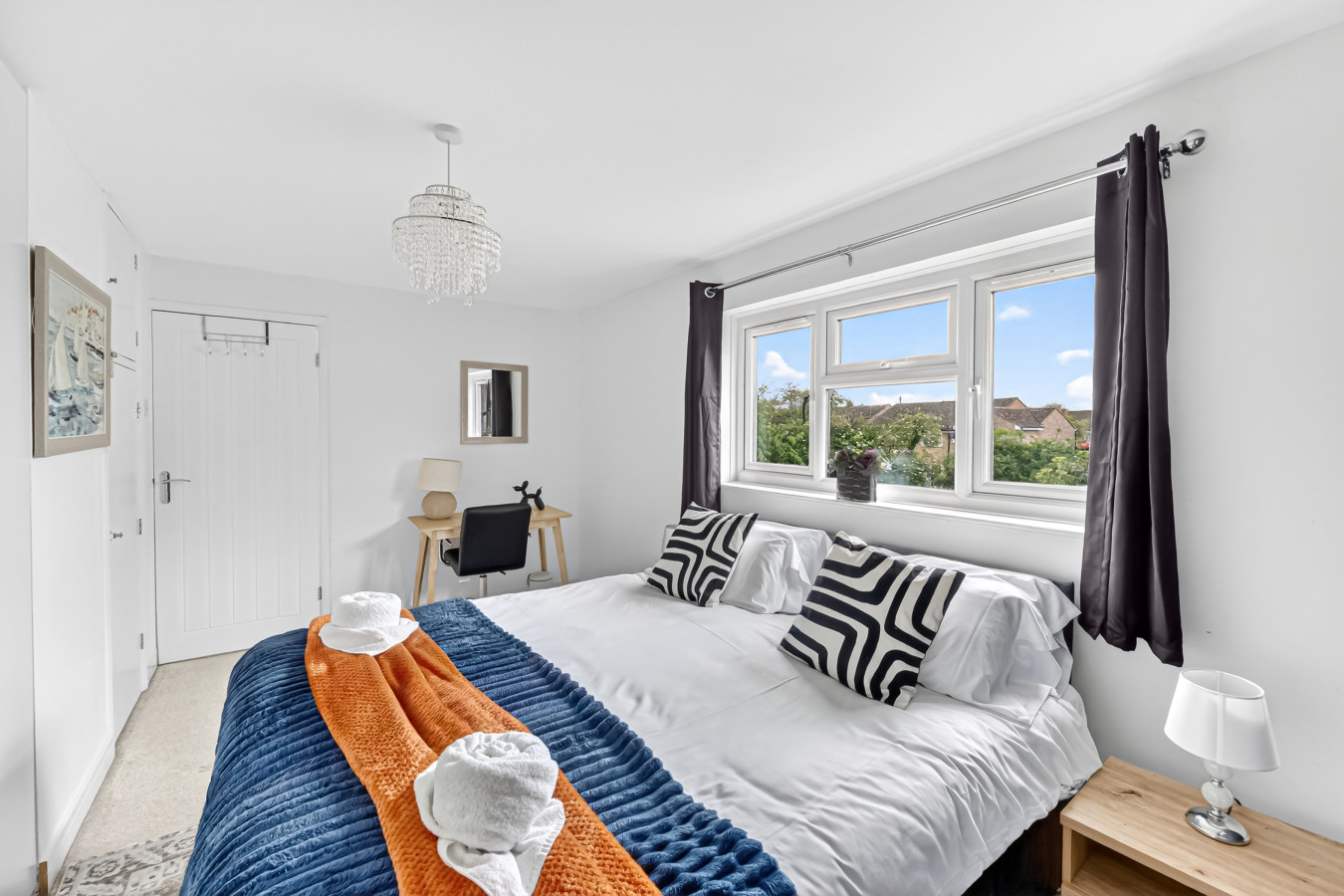 Stylish House • Driveway Parking • Spacious Garden • 55'' Smart TV • Self-Check-In in 113 Queens Drive - Property image 4 - VivreStays