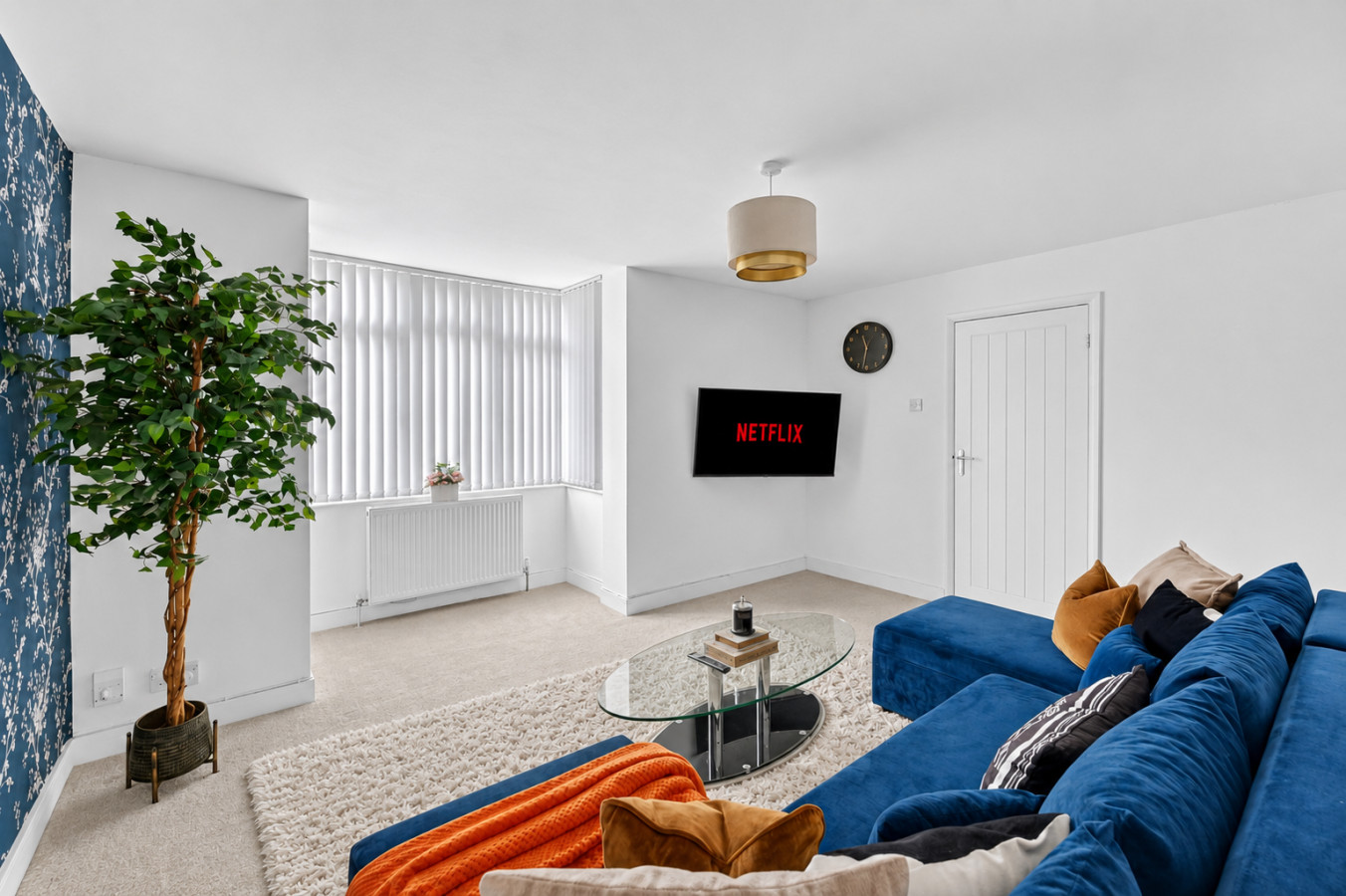 Stylish House • Driveway Parking • Spacious Garden • 55'' Smart TV • Self-Check-In in 113 Queens Drive - Property image 15 - VivreStays
