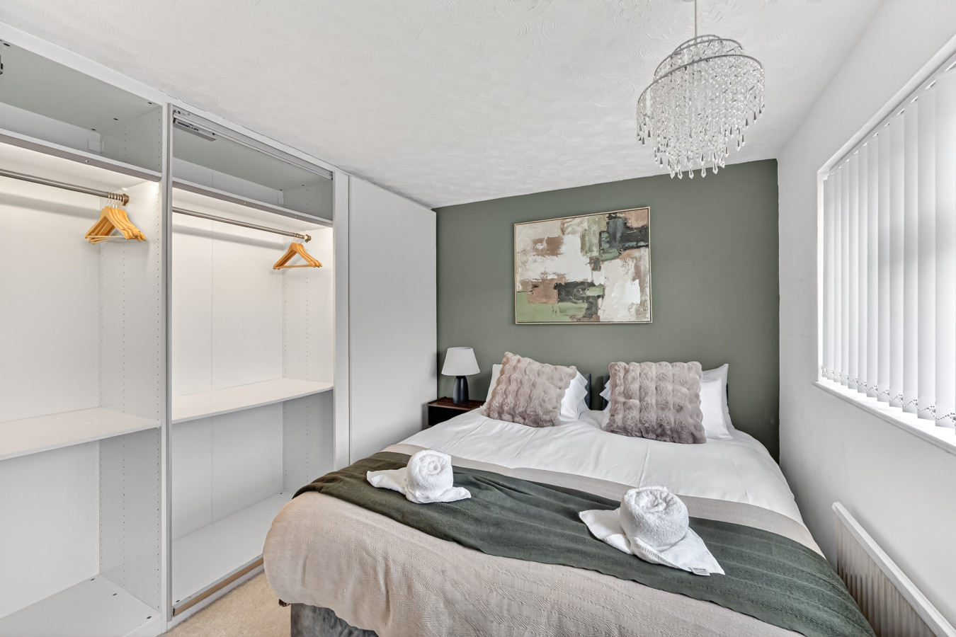 Stylish House • Driveway Parking • Spacious Garden • 55'' Smart TV • Self-Check-In in 113 Queens Drive - Property image 10 - VivreStays