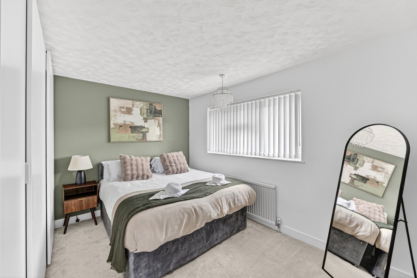 Stylish House • Driveway Parking • Spacious Garden • 55'' Smart TV • Self-Check-In in 113 Queens Drive - Property image 9 - VivreStays