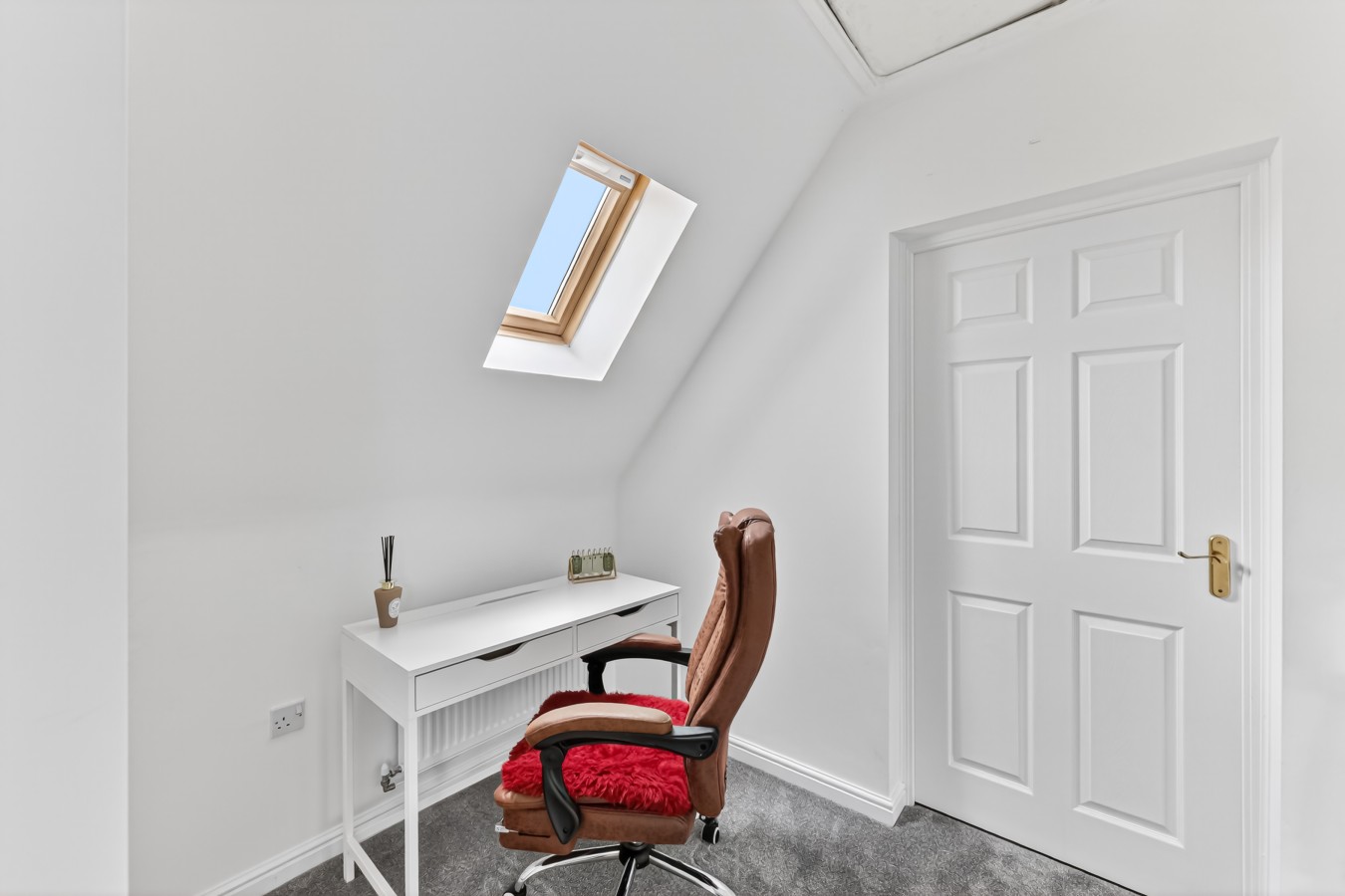 The Russet • Detached 5 Bedroom House • Driveway Parking • Sky TV • Work Desk • Self-Check-In in 19 Russet Close - Property image 16 - VivreStays
