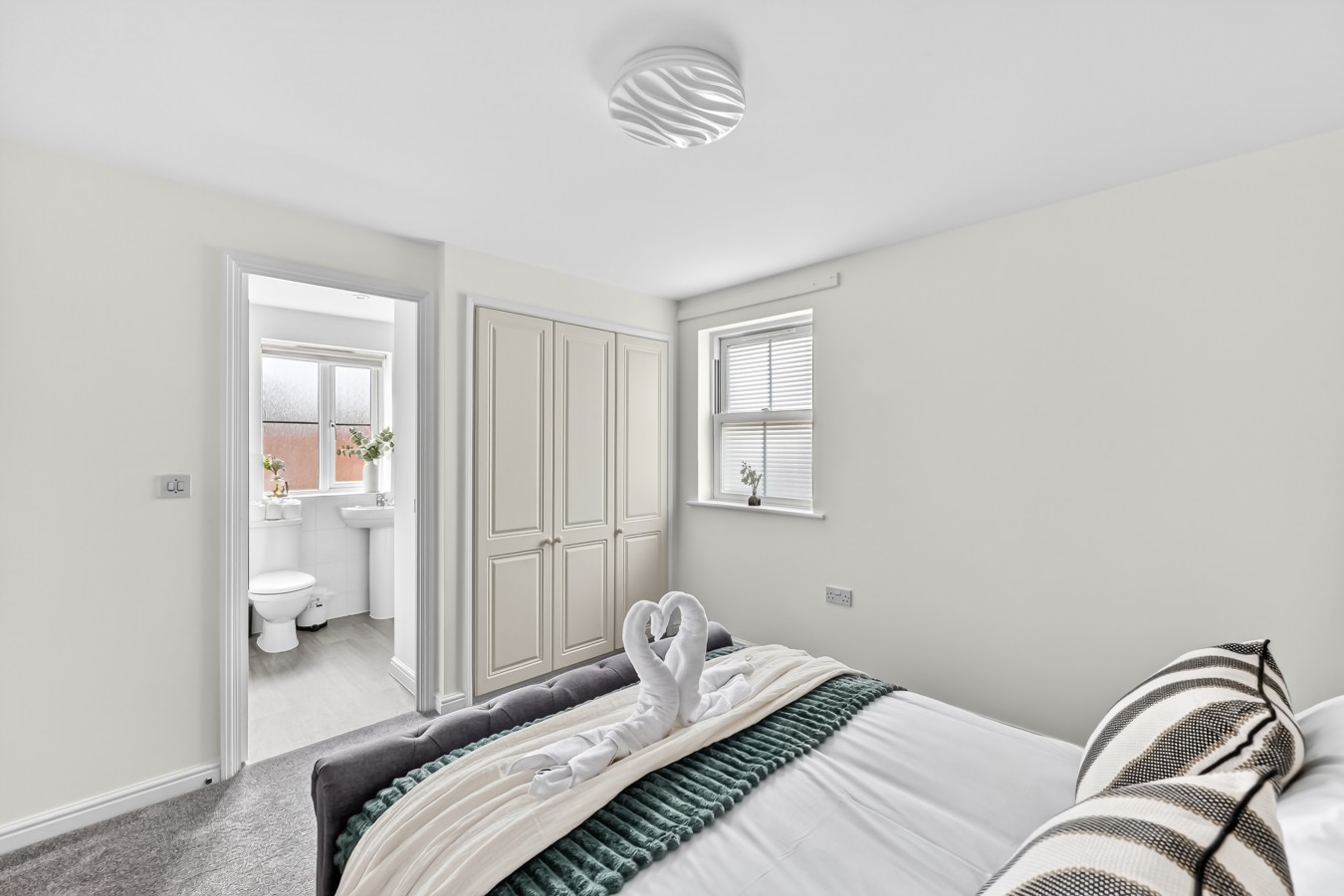 The Russet • Detached 5 Bedroom House • Driveway Parking • Sky TV • Work Desk • Self-Check-In in 19 Russet Close - Property image 4 - VivreStays