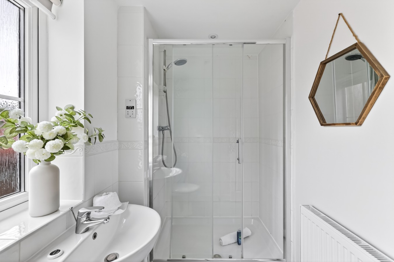 The Russet • Detached 5 Bedroom House • Driveway Parking • Sky TV • Work Desk • Self-Check-In in 19 Russet Close - Property image 5 - VivreStays