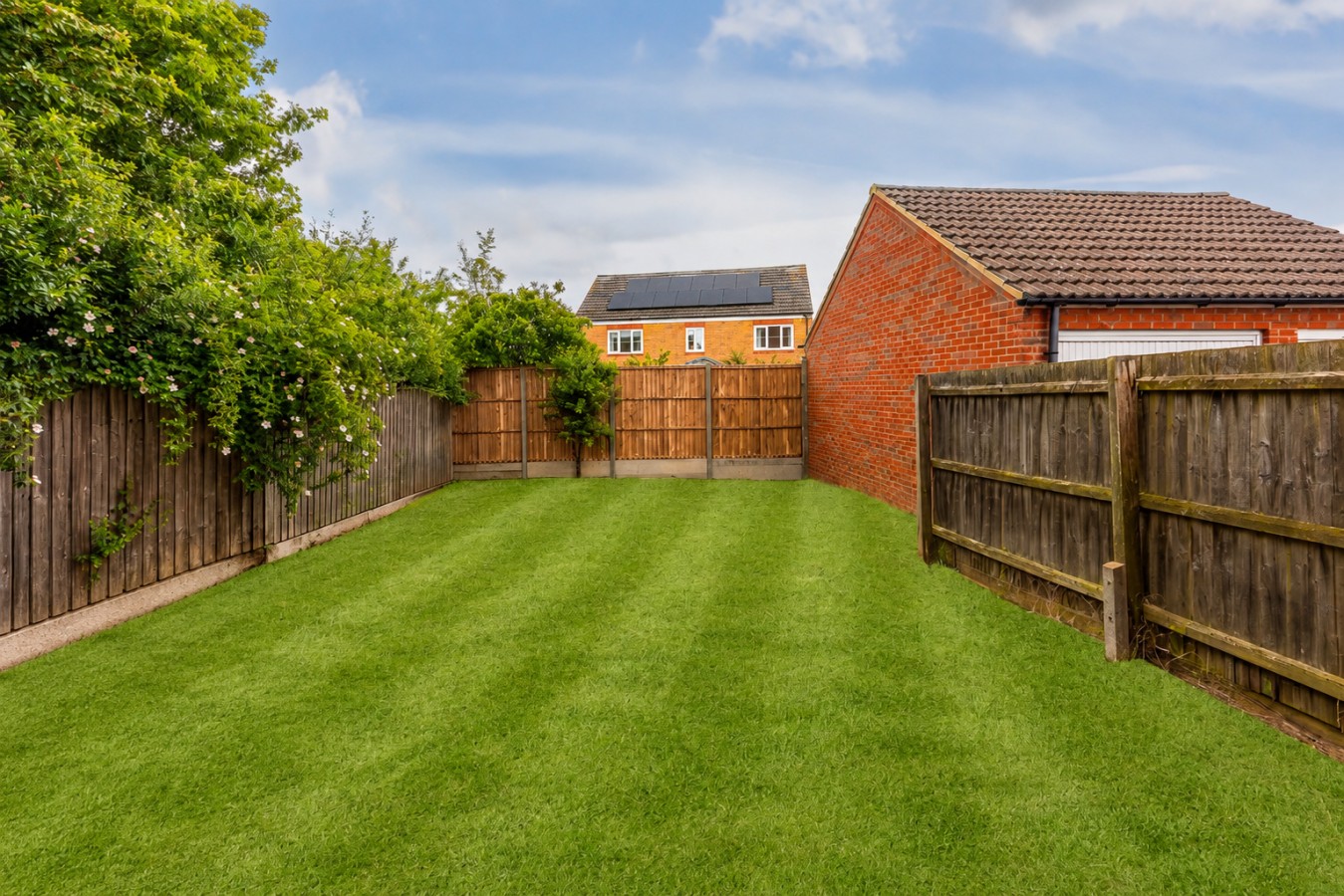The Russet • Detached 5 Bedroom House • Driveway Parking • Sky TV • Work Desk • Self-Check-In in 19 Russet Close - Property image 29 - VivreStays