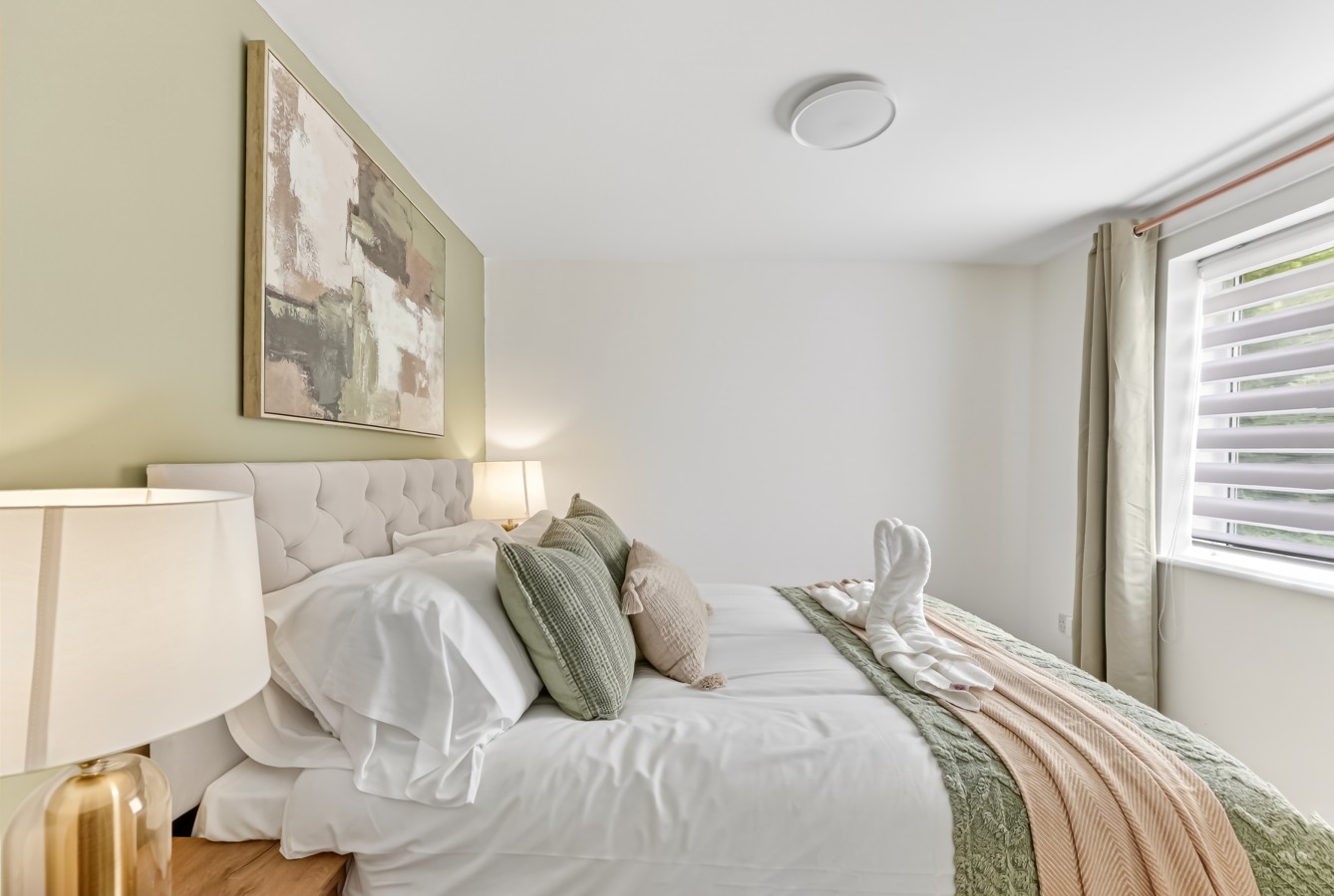 The Russet • Detached 5 Bedroom House • Driveway Parking • Sky TV • Work Desk • Self-Check-In in 19 Russet Close - Property image 8 - VivreStays