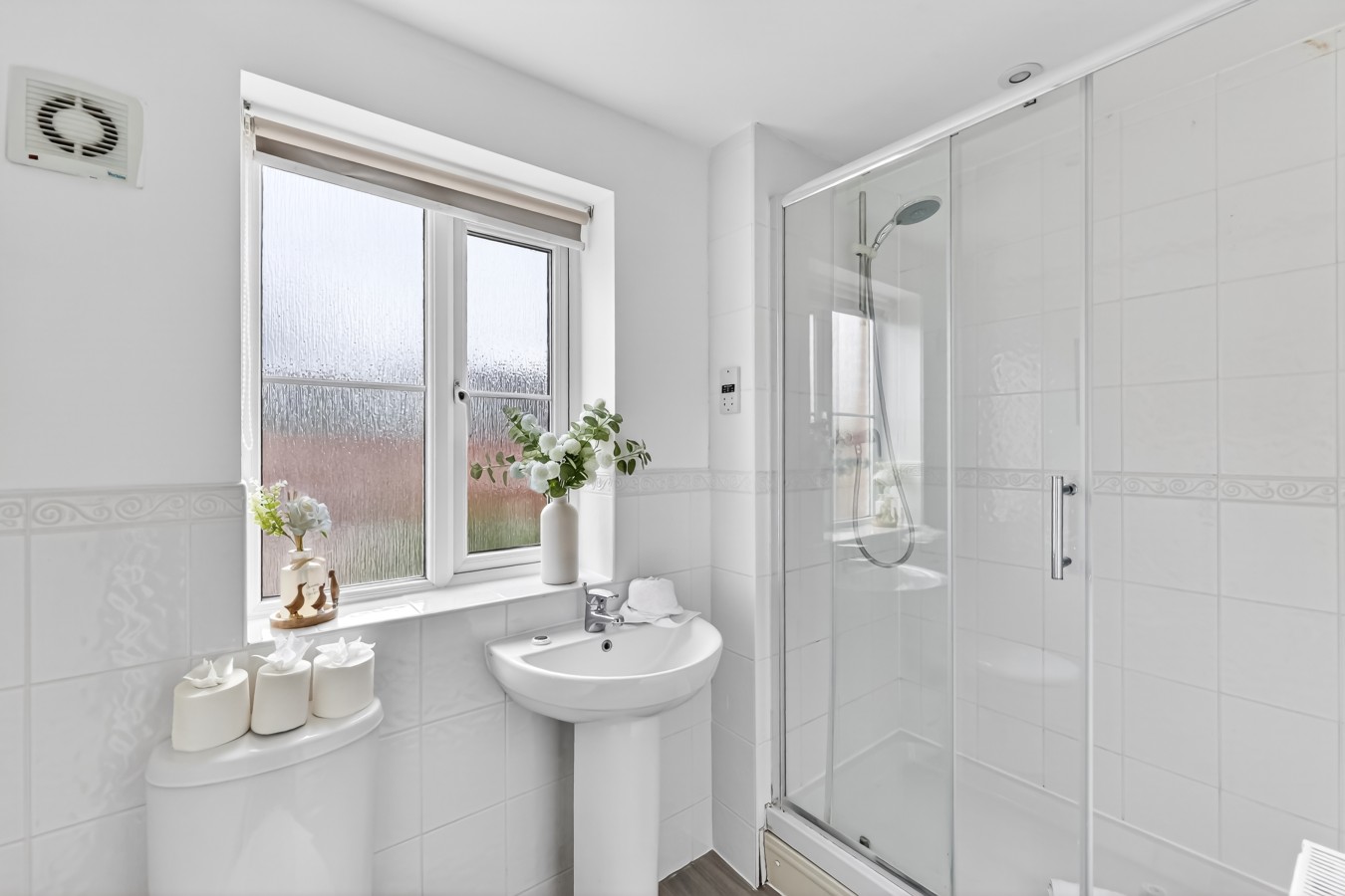 The Russet • Detached 5 Bedroom House • Driveway Parking • Sky TV • Work Desk • Self-Check-In in 19 Russet Close - Property image 6 - VivreStays