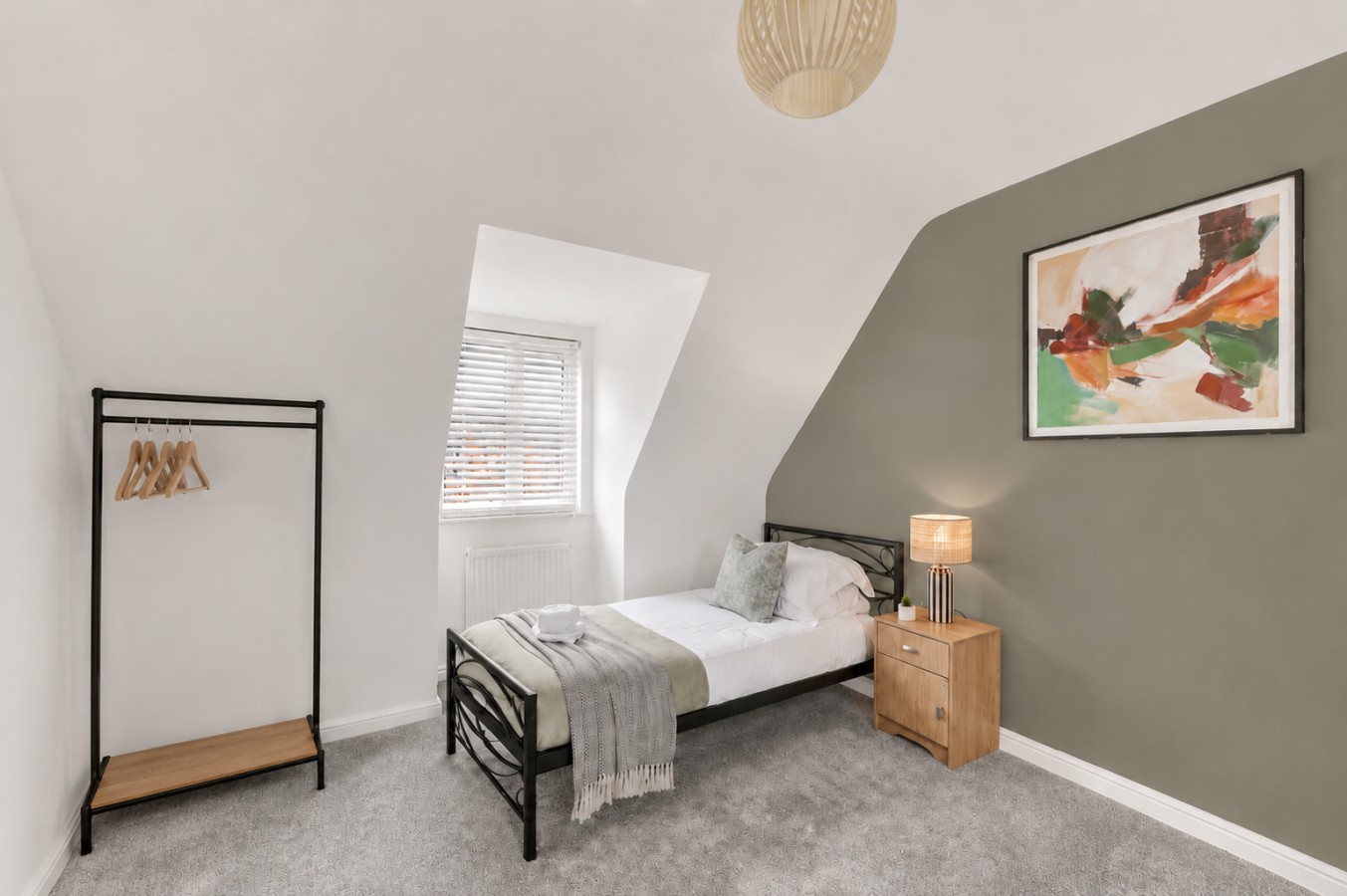 The Russet • Detached 5 Bedroom House • Driveway Parking • Sky TV • Work Desk • Self-Check-In in 19 Russet Close - Property image 18 - VivreStays