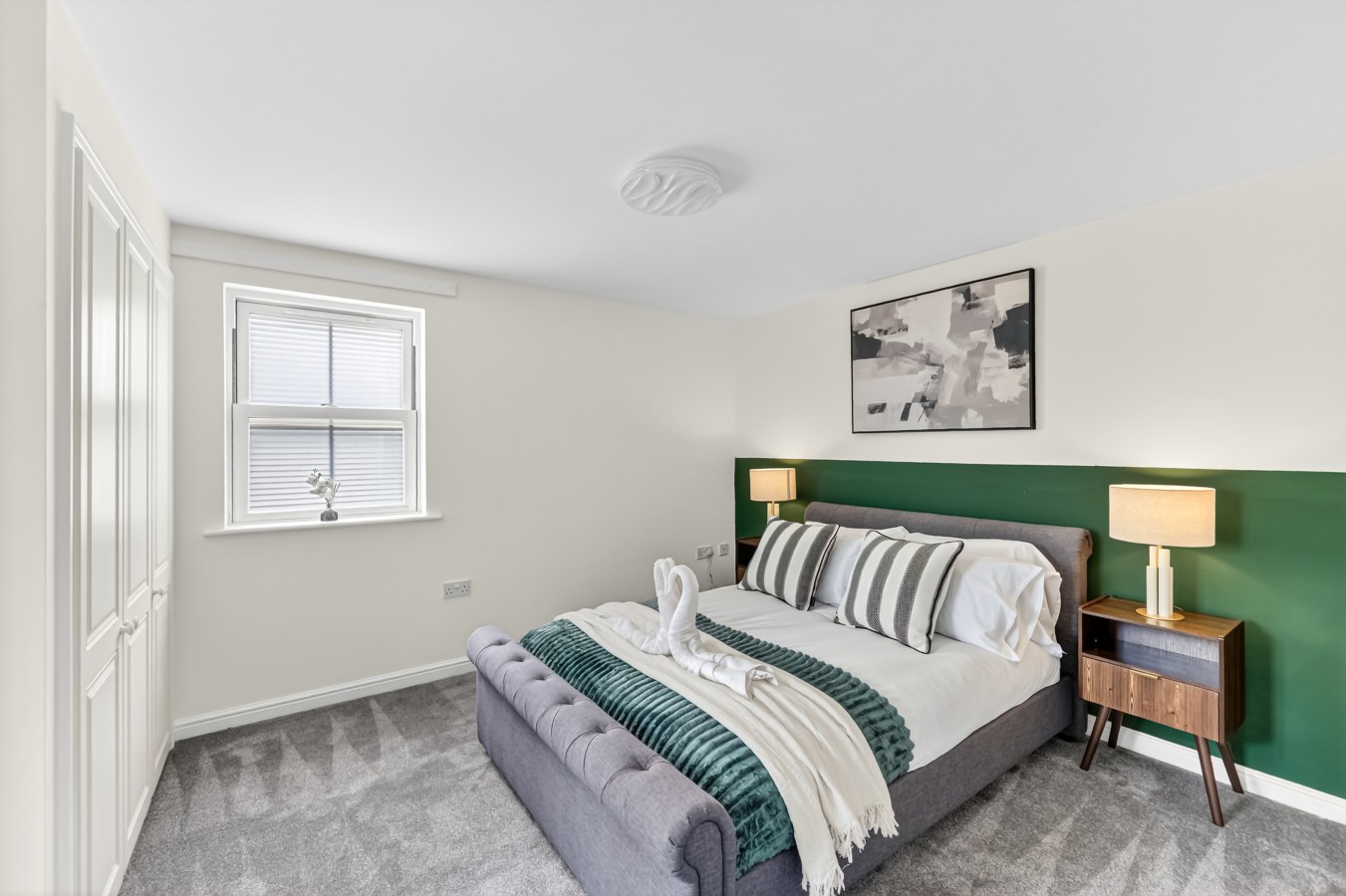 The Russet • Detached 5 Bedroom House • Driveway Parking • Sky TV • Work Desk • Self-Check-In in 19 Russet Close - Property image 2 - VivreStays