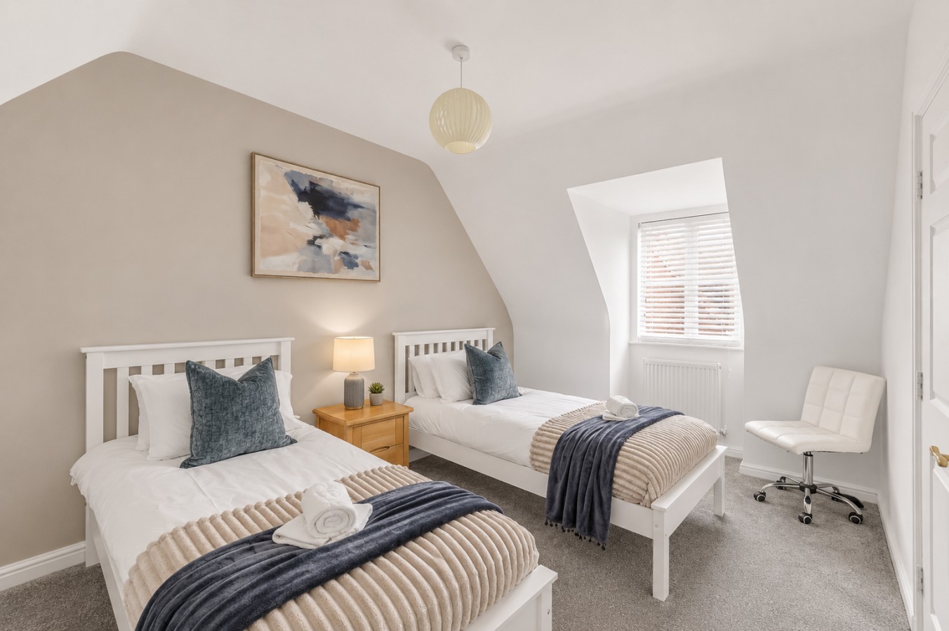 The Russet • Detached 5 Bedroom House • Driveway Parking • Sky TV • Work Desk • Self-Check-In in 19 Russet Close - Property image 14 - VivreStays