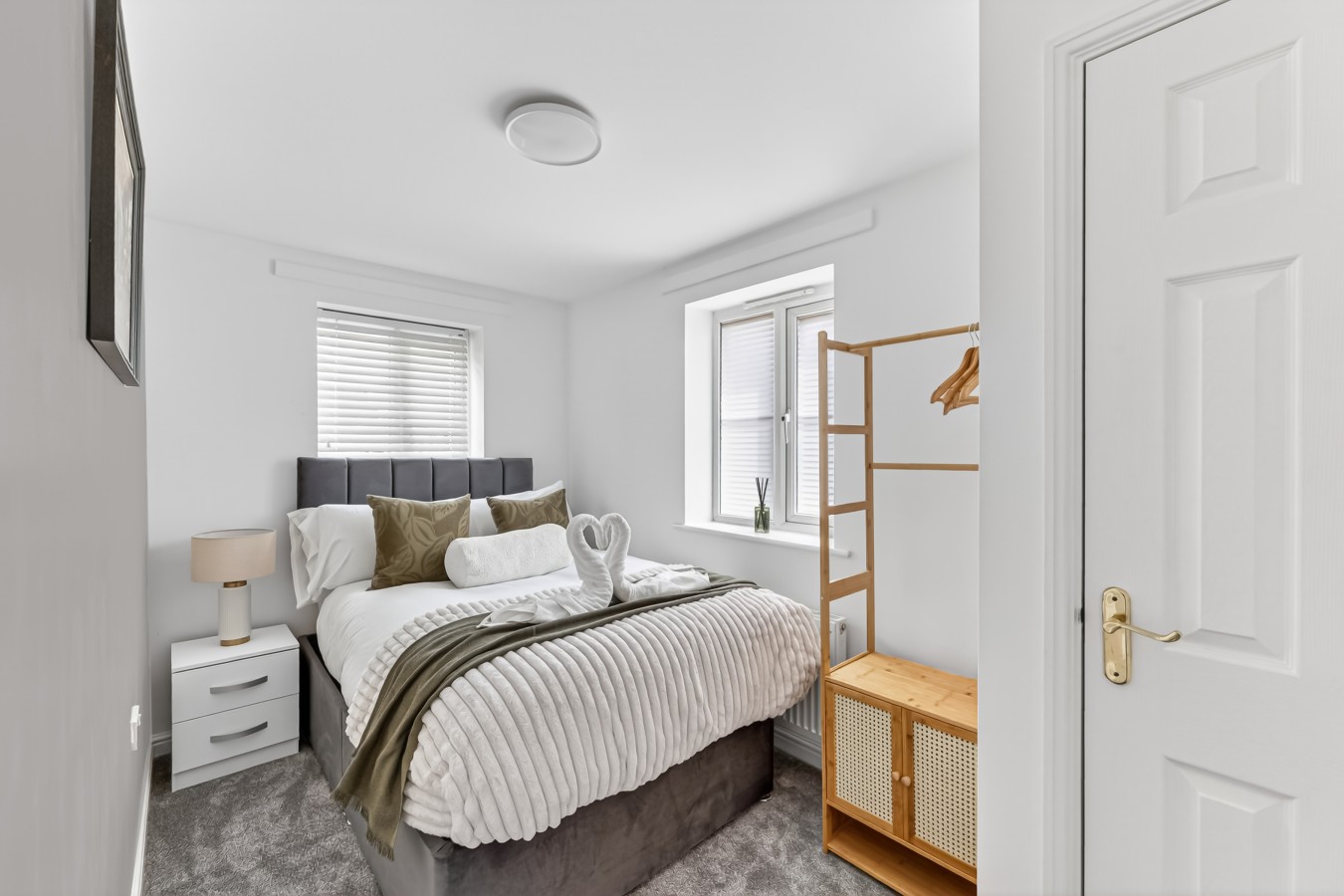 The Russet • Detached 5 Bedroom House • Driveway Parking • Sky TV • Work Desk • Self-Check-In in 19 Russet Close - Property image 11 - VivreStays