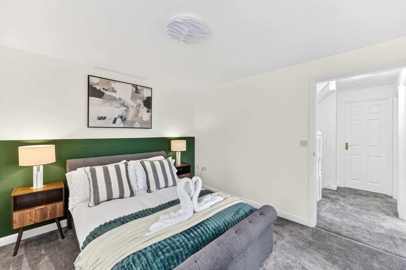 The Russet • Detached 5 Bedroom House • Driveway Parking • Sky TV • Work Desk • Self-Check-In in 19 Russet Close - Property image 3 - VivreStays