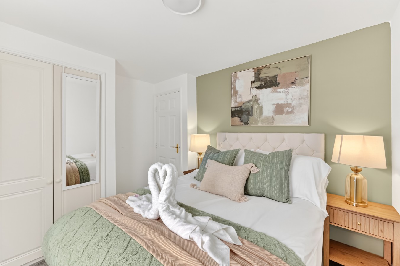 The Russet • Detached 5 Bedroom House • Driveway Parking • Sky TV • Work Desk • Self-Check-In in 19 Russet Close - Property image 9 - VivreStays
