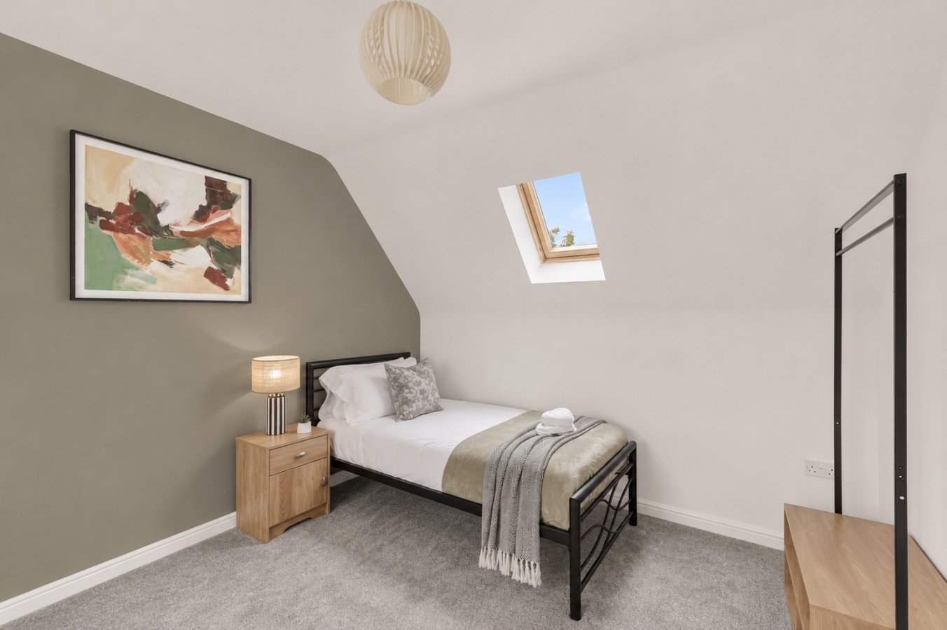 The Russet • Detached 5 Bedroom House • Driveway Parking • Sky TV • Work Desk • Self-Check-In in 19 Russet Close - Property image 19 - VivreStays