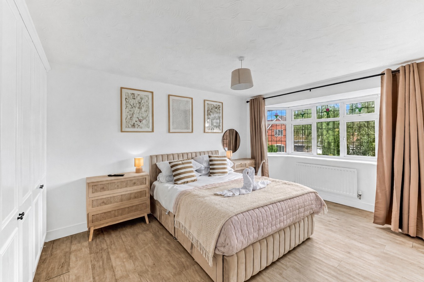 The Wiltshire • Detached 5BR House • Driveway Parking • Work Space • Smart TVs • Fast Wifi in 28 Wiltshire Way - Property image 2 - VivreStays