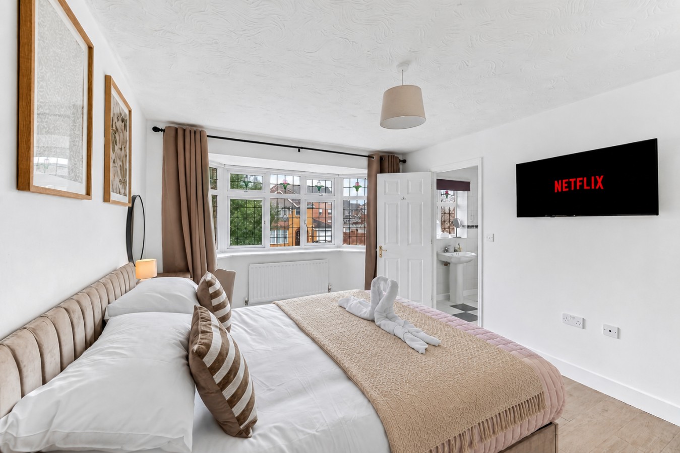 The Wiltshire • Detached 5BR House • Driveway Parking • Work Space • Smart TVs • Fast Wifi in 28 Wiltshire Way - Property image 4 - VivreStays