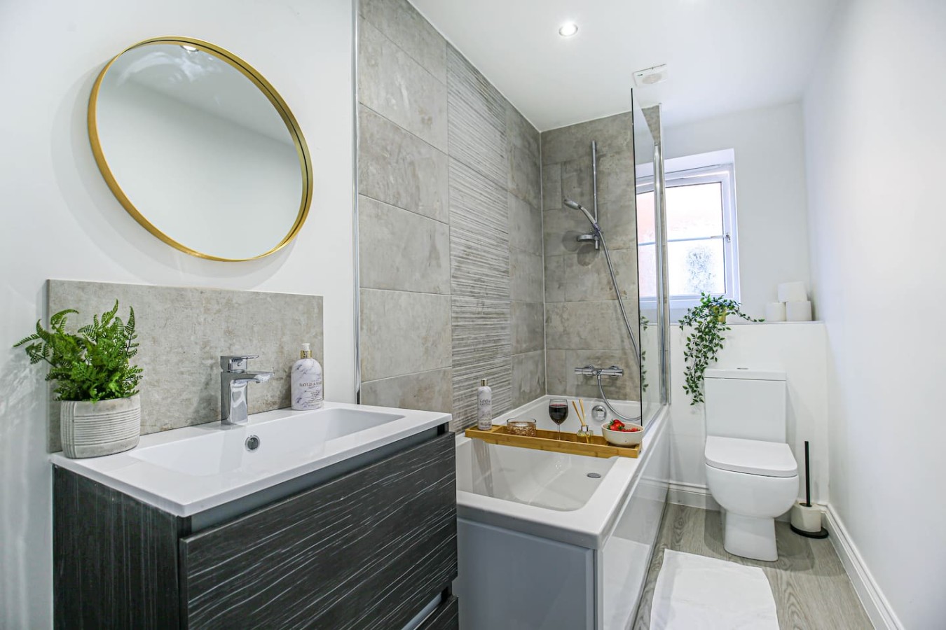Redwald House • Driveway Parking • Sky TV • Work Desk • Fast Wifi • Garden in 23 Redwald Close - Property image 8 - VivreStays