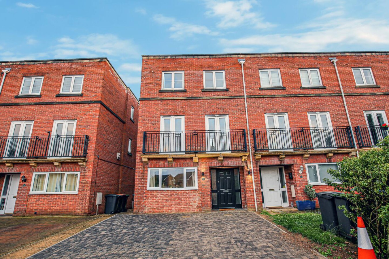 Redwald House • Driveway Parking • Sky TV • Work Desk • Fast Wifi • Garden in 23 Redwald Close - Property image 37 - VivreStays