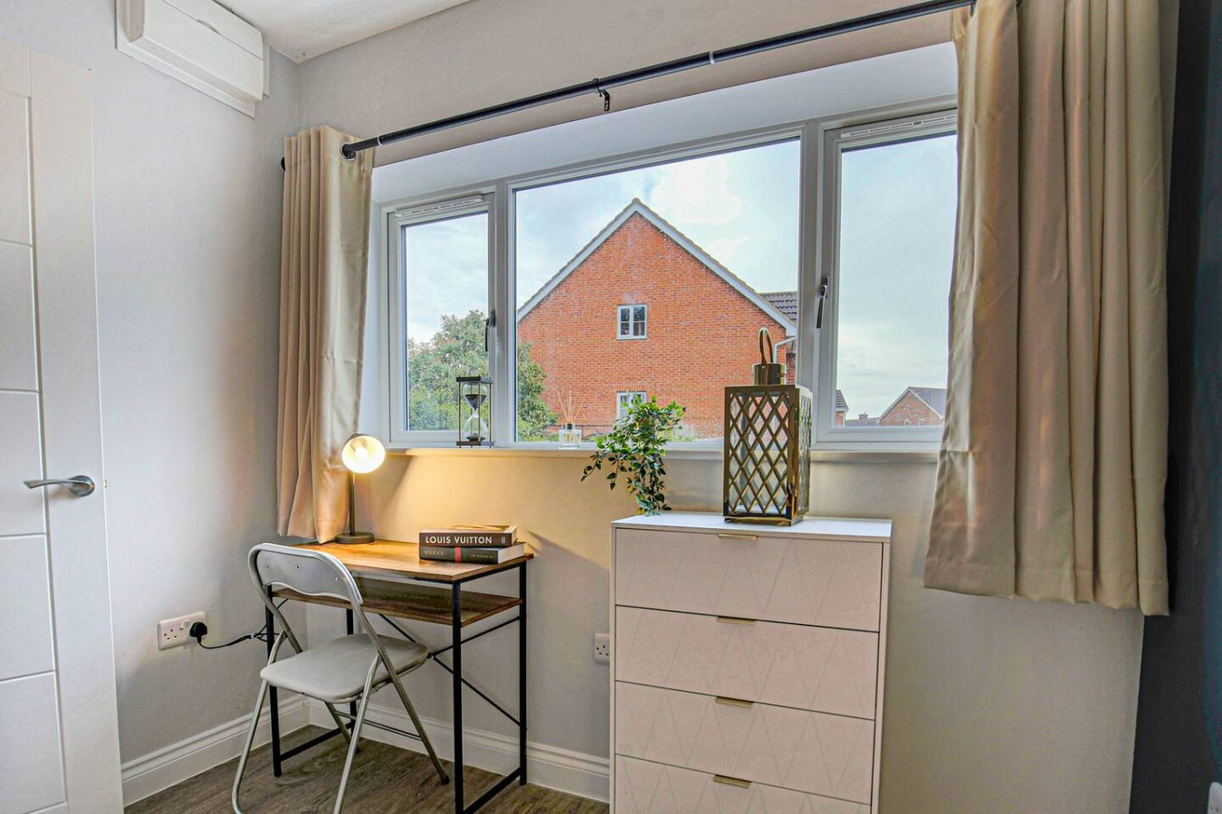 Redwald House • Driveway Parking • Sky TV • Work Desk • Fast Wifi • Garden in 23 Redwald Close - Property image 6 - VivreStays
