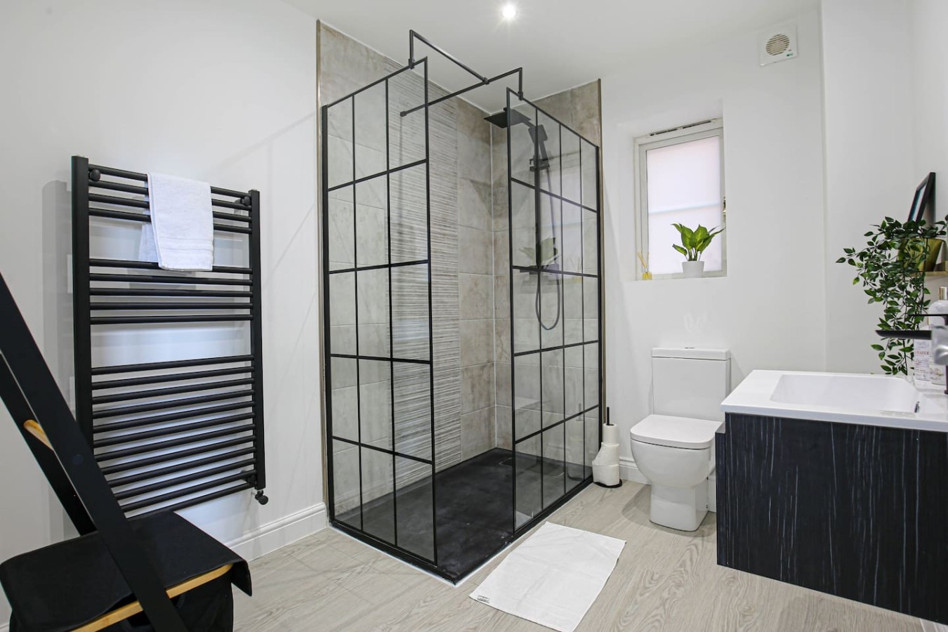 Redwald House • Driveway Parking • Sky TV • Work Desk • Fast Wifi • Garden in 23 Redwald Close - Property image 14 - VivreStays