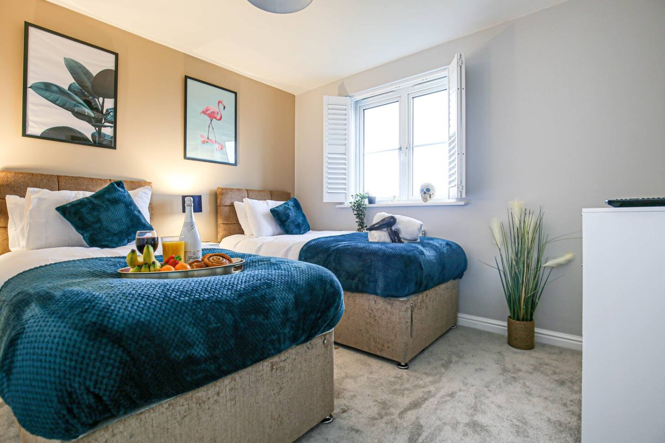 Redwald House • Driveway Parking • Sky TV • Work Desk • Fast Wifi • Garden in 23 Redwald Close - Property image 10 - VivreStays