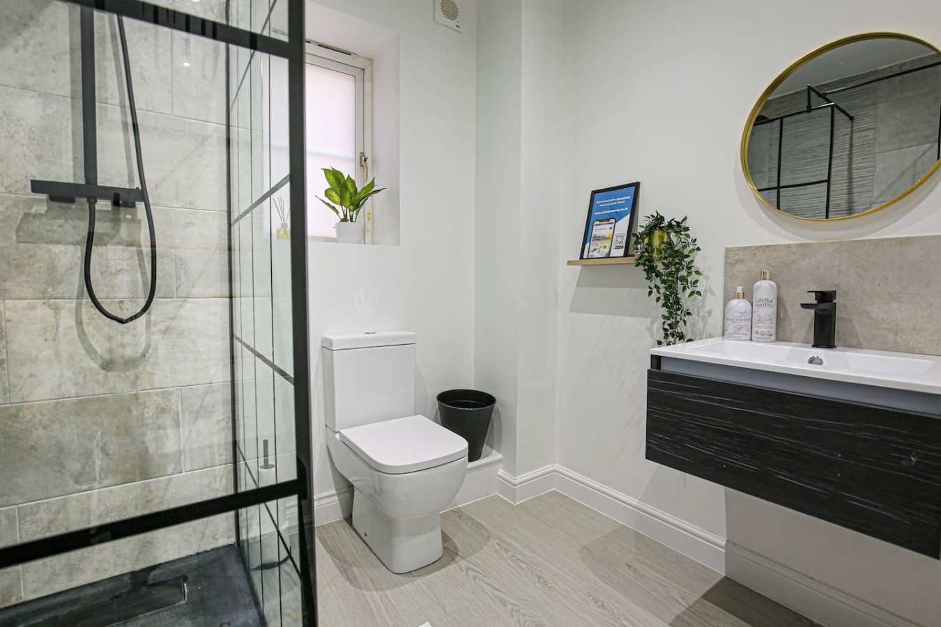 Redwald House • Driveway Parking • Sky TV • Work Desk • Fast Wifi • Garden in 23 Redwald Close - Property image 16 - VivreStays