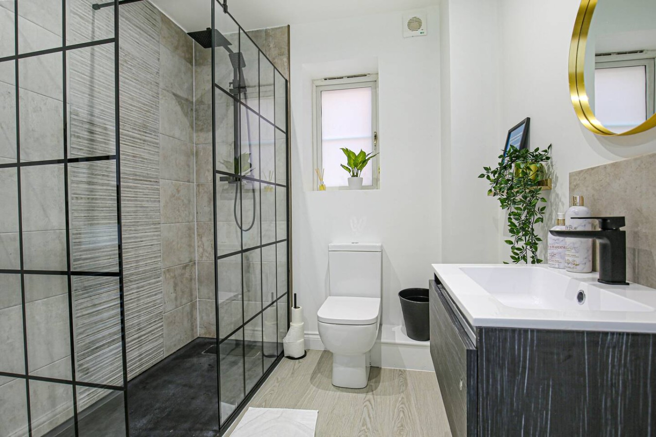 Redwald House • Driveway Parking • Sky TV • Work Desk • Fast Wifi • Garden in 23 Redwald Close - Property image 15 - VivreStays