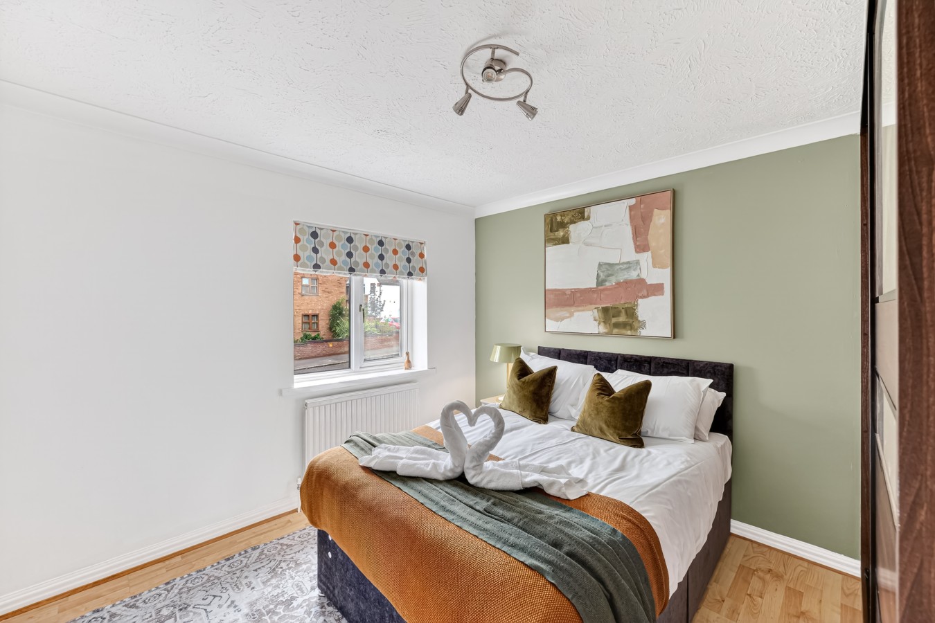Detached House • 5BR • Driveway Parking • Office • Spacious Garden • Self-Check-In in 38 Astlethorpe - Property image 6 - VivreStays