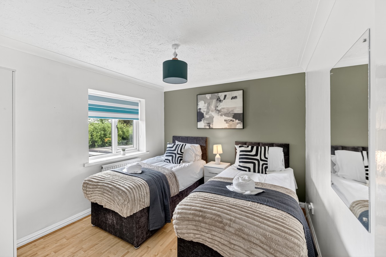 Detached House • 5BR • Driveway Parking • Office • Spacious Garden • Self-Check-In in 38 Astlethorpe - Property image 14 - VivreStays