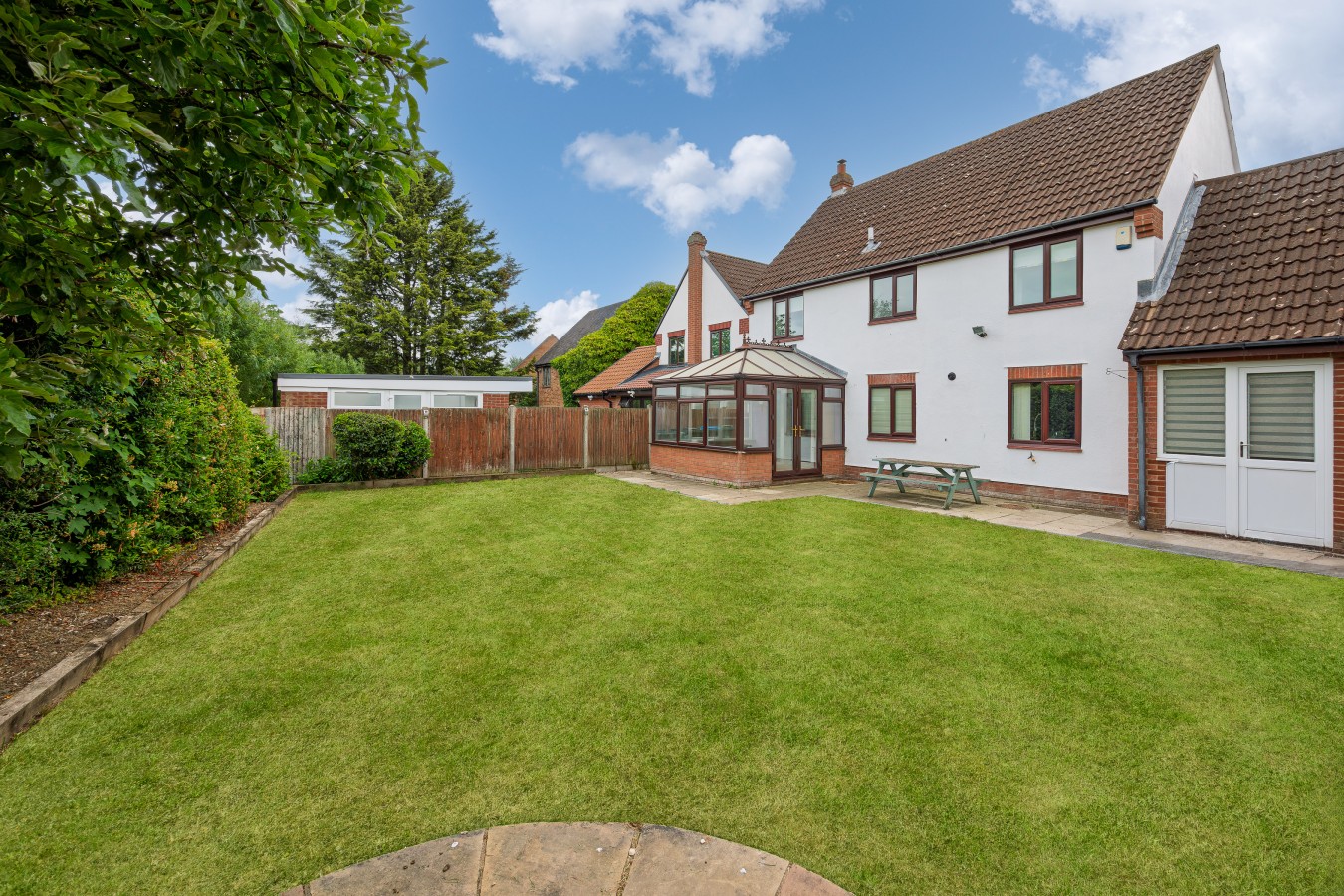 Detached House • 5BR • Driveway Parking • Office • Spacious Garden • Self-Check-In in 38 Astlethorpe - Property image 22 - VivreStays