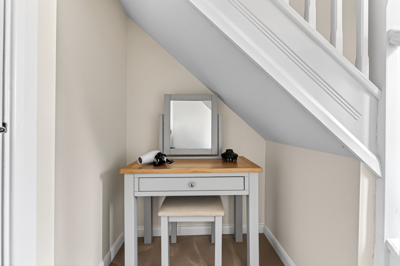 Charming House • Sleeps 6 • Driveway Parking • Garden • Work Desk • Fast Wifi in 38 Threads Lane - Property image 10 - VivreStays