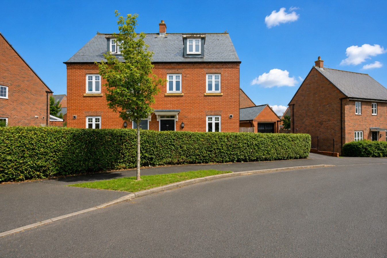 Charming House • Sleeps 6 • Driveway Parking • Garden • Work Desk • Fast Wifi in 38 Threads Lane - Property image 33 - VivreStays