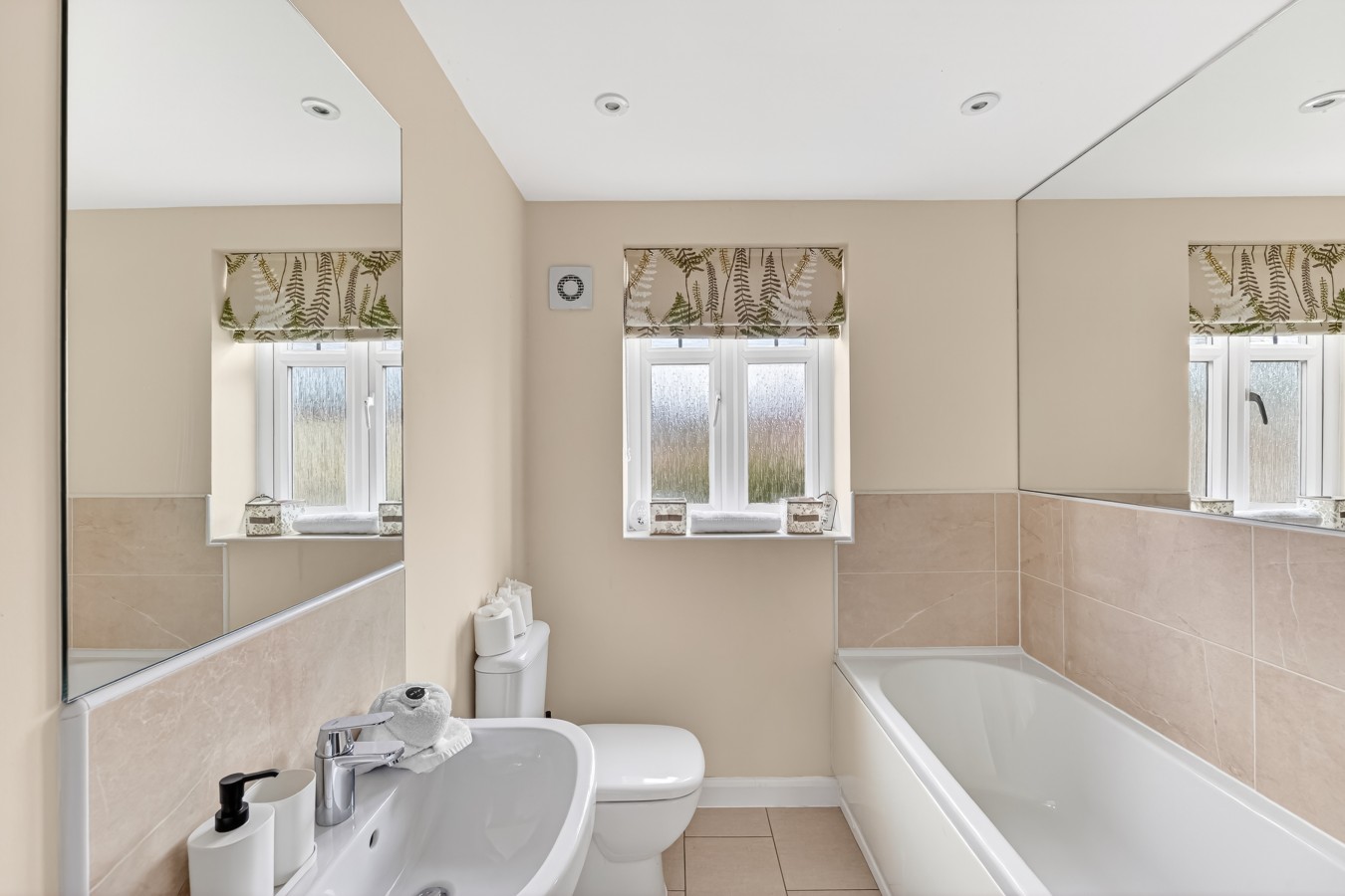 Charming House • Sleeps 6 • Driveway Parking • Garden • Work Desk • Fast Wifi in 38 Threads Lane - Property image 15 - VivreStays