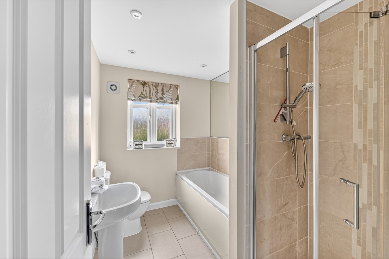 Charming House • Sleeps 6 • Driveway Parking • Garden • Work Desk • Fast Wifi in 38 Threads Lane - Property image 14 - VivreStays