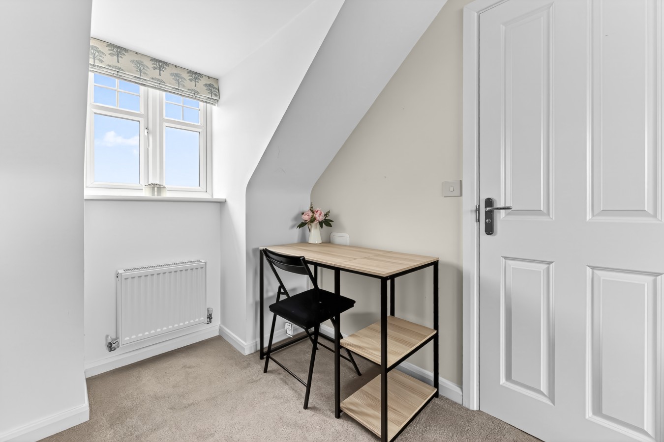 Charming House • Sleeps 6 • Driveway Parking • Garden • Work Desk • Fast Wifi in 38 Threads Lane - Property image 5 - VivreStays