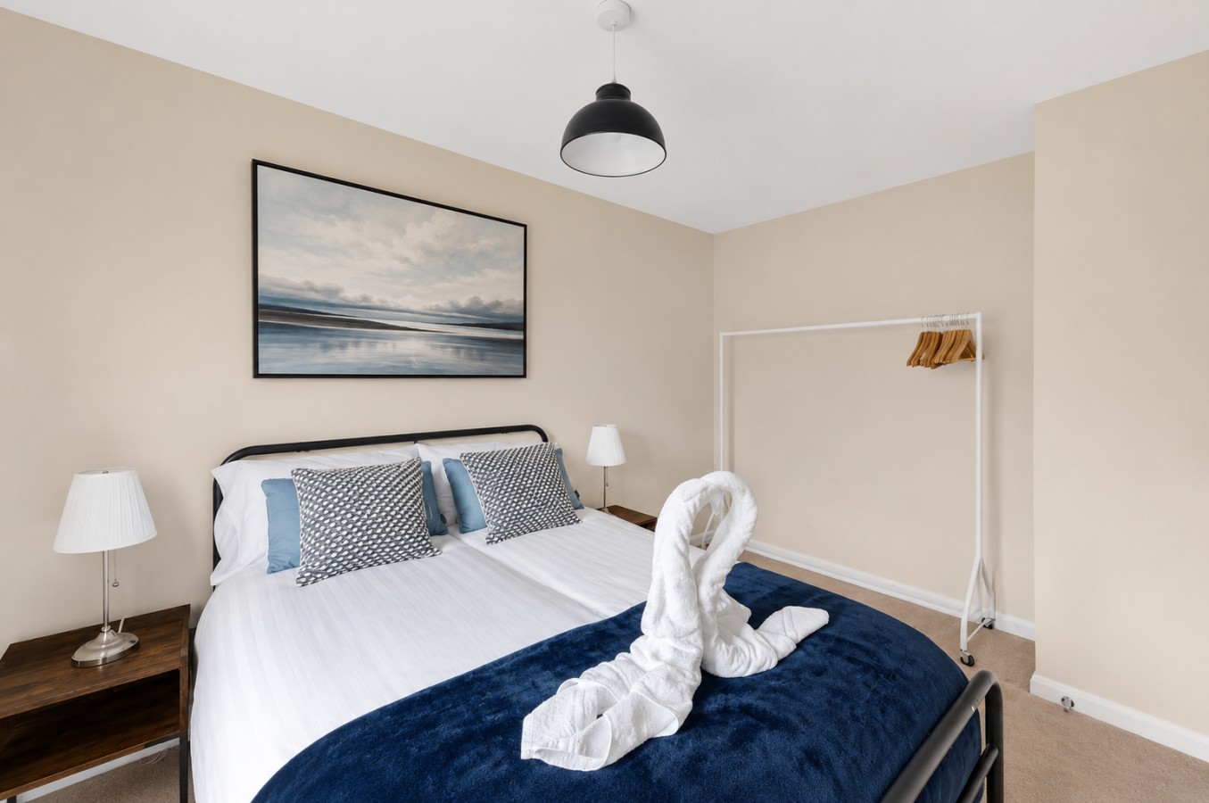Charming House • Sleeps 6 • Driveway Parking • Garden • Work Desk • Fast Wifi in 38 Threads Lane - Property image 13 - VivreStays
