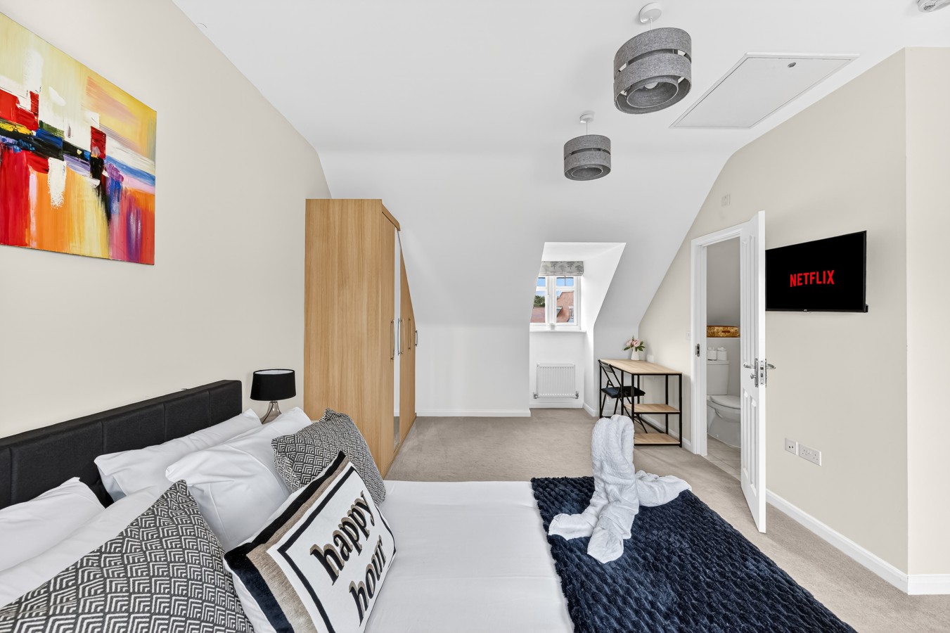 Charming House • Sleeps 6 • Driveway Parking • Garden • Work Desk • Fast Wifi in 38 Threads Lane - Property image 3 - VivreStays