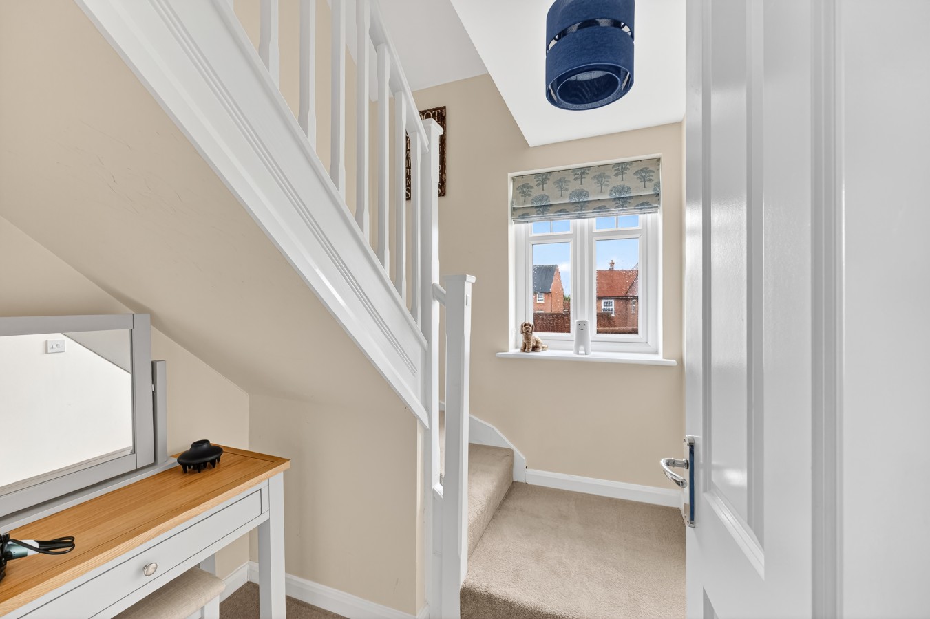 Charming House • Sleeps 6 • Driveway Parking • Garden • Work Desk • Fast Wifi in 38 Threads Lane - Property image 9 - VivreStays