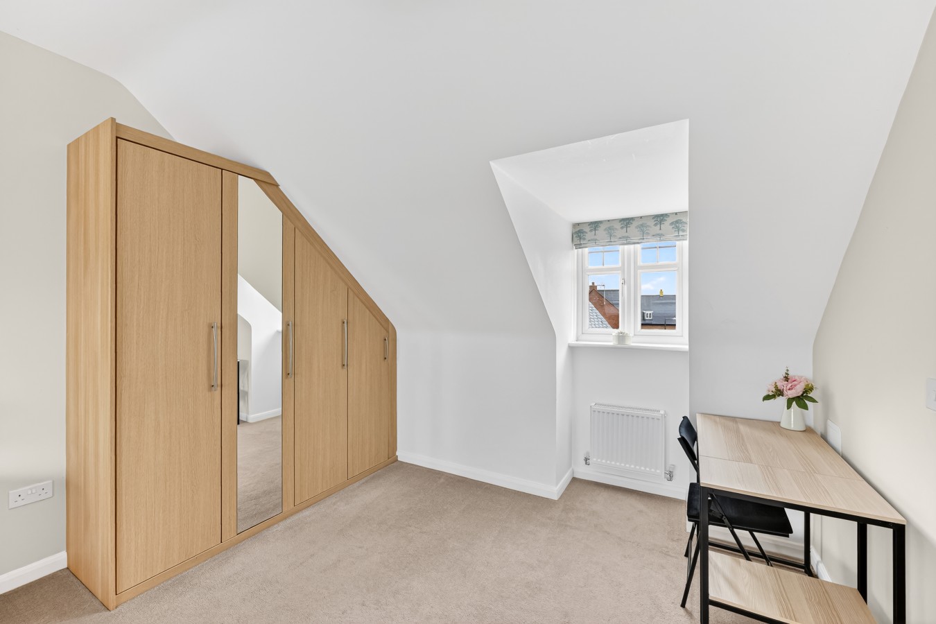 Charming House • Sleeps 6 • Driveway Parking • Garden • Work Desk • Fast Wifi in 38 Threads Lane - Property image 4 - VivreStays