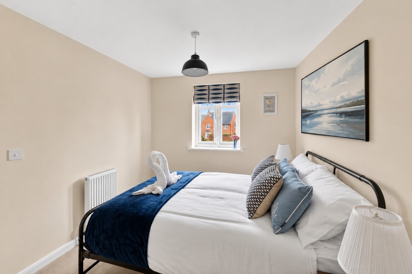 Charming House • Sleeps 6 • Driveway Parking • Garden • Work Desk • Fast Wifi in 38 Threads Lane - Property image 12 - VivreStays