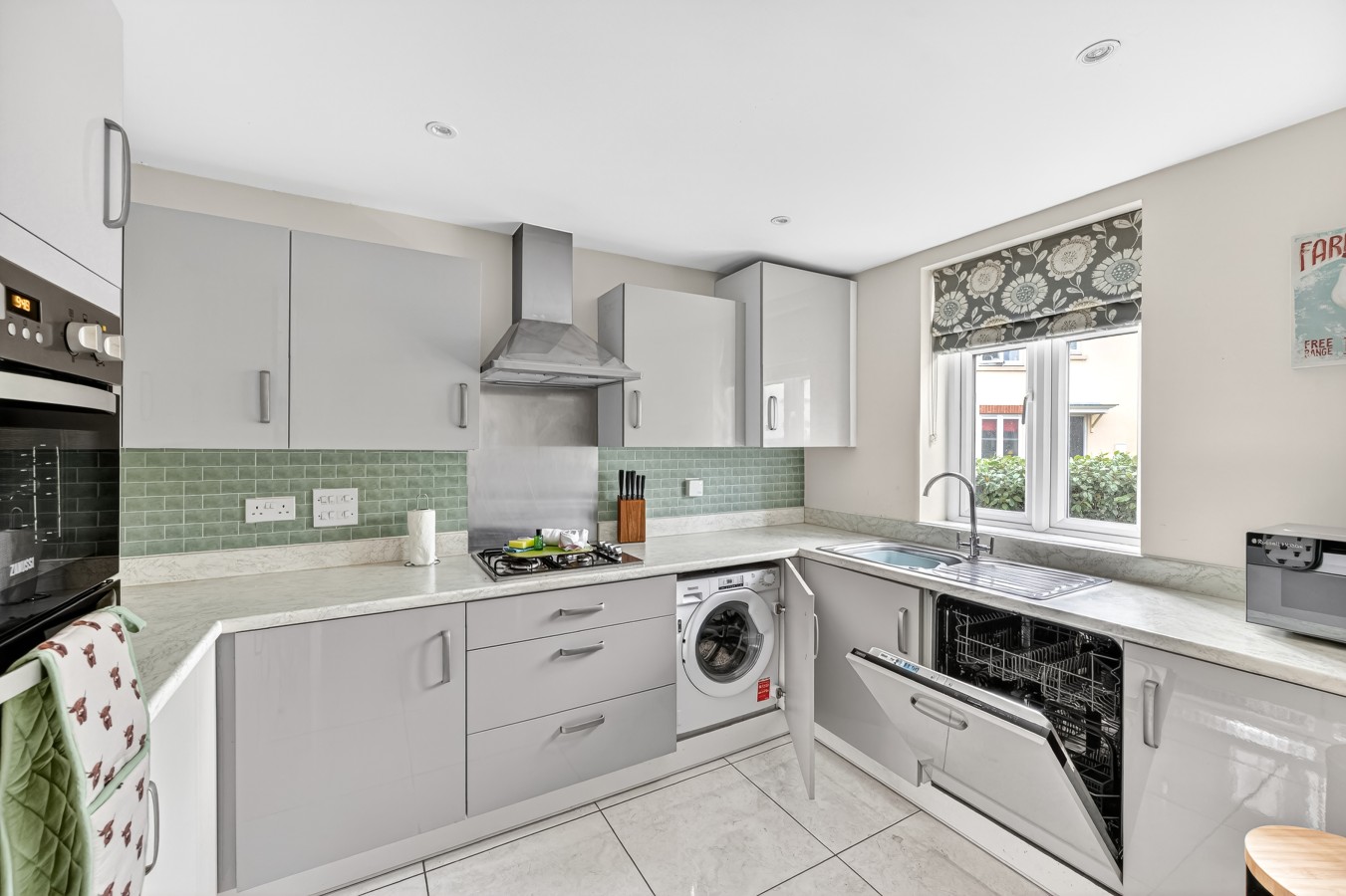Charming House • Sleeps 6 • Driveway Parking • Garden • Work Desk • Fast Wifi in 38 Threads Lane - Property image 25 - VivreStays