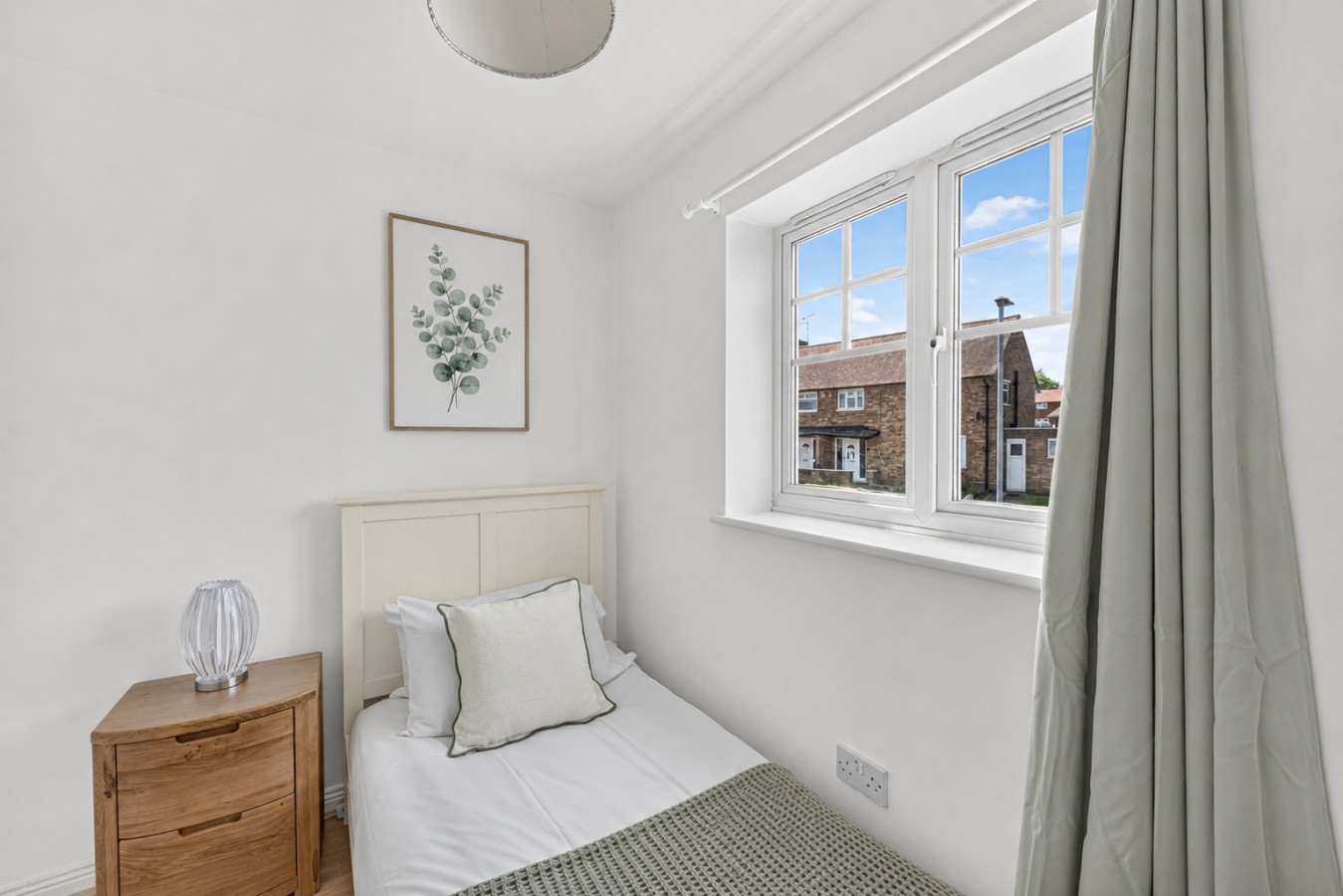 Nene House • Sleeps 5 • Free Parking • Super-Fast WiFi • Garden • Self-Check-In in 2 Nene Place - Property image 10 - VivreStays