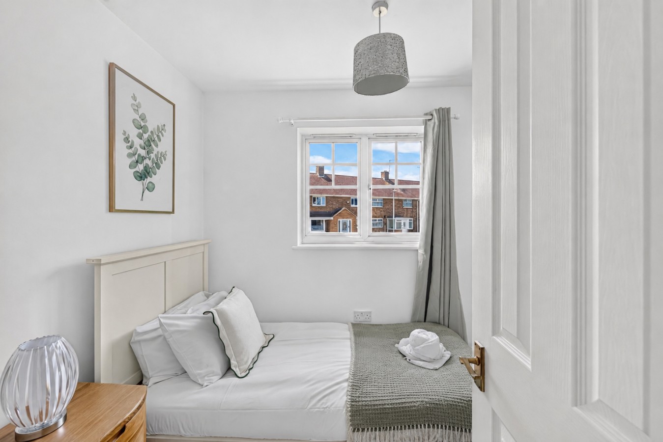 Nene House • Sleeps 5 • Free Parking • Super-Fast WiFi • Garden • Self-Check-In in 2 Nene Place - Property image 9 - VivreStays