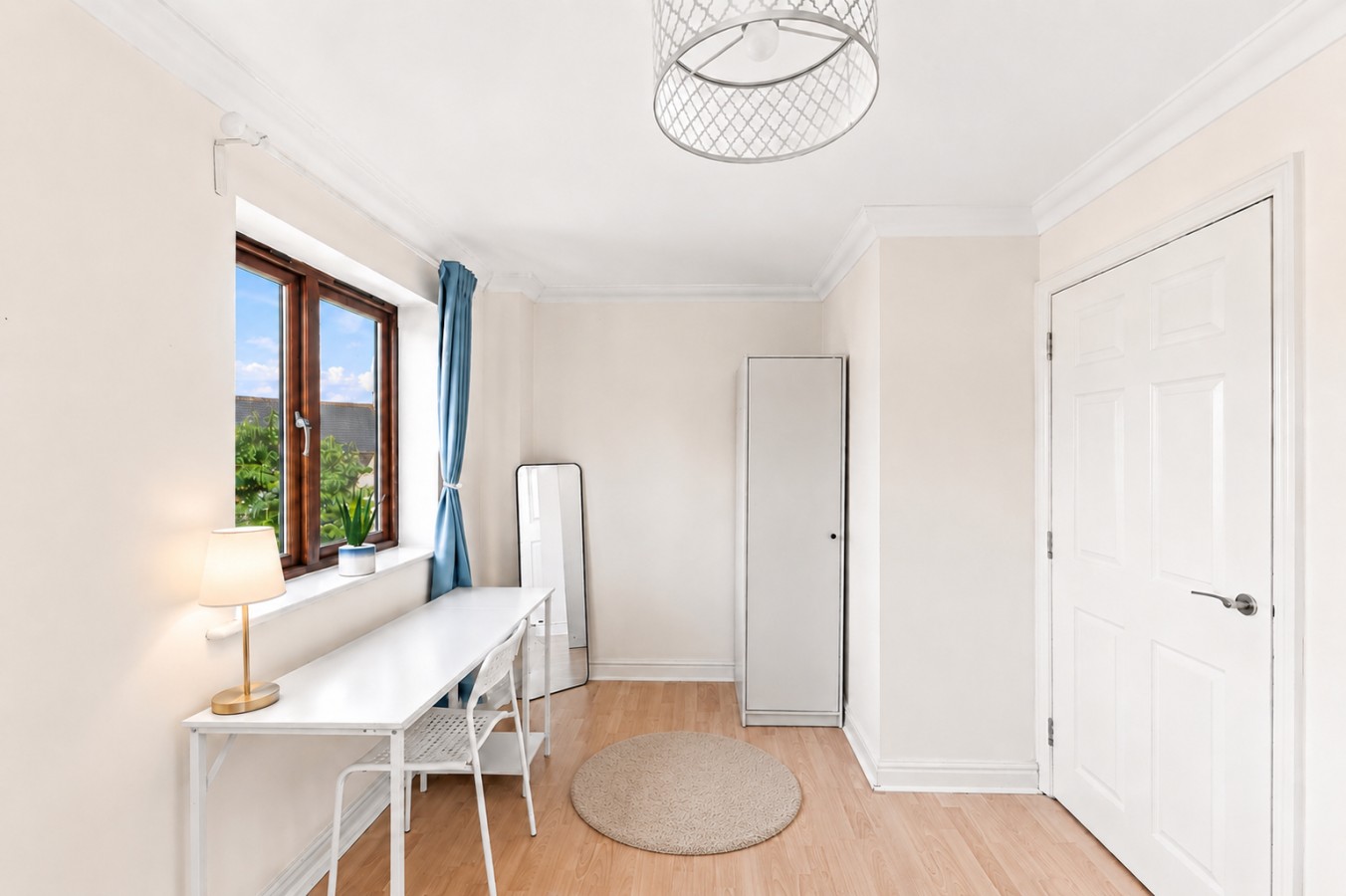 Charming 3BR House • Sleeps 5 • Driveway Parking • Fast Wifi • Work Desk • Fast Wifi in 13 Corris Court - Property image 8 - VivreStays